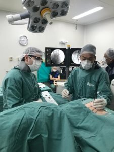 procedimento cirurgico com implante de eletrodo percutâneo para estimulação do gânglio da raiz dorsal