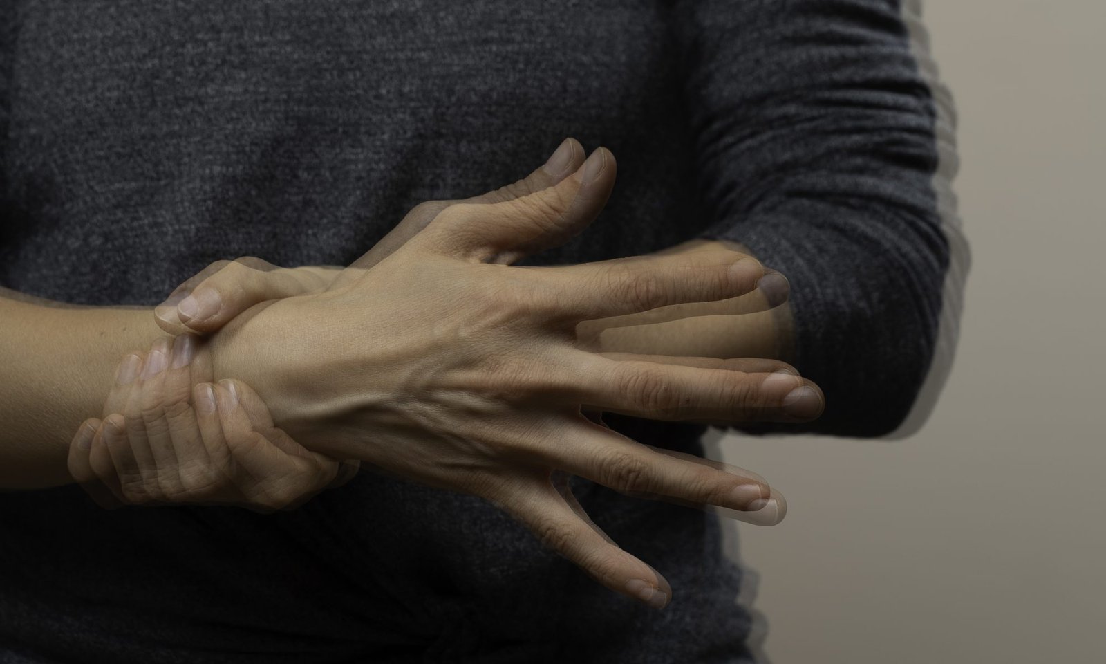 Bradicinesia consiste na diminuição da velocidade dos movimentos voluntários, de forma que o corpo responde ao comando do cérebro. Dr Wilson Morikawa